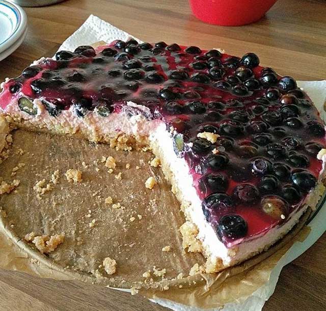 Frischkäsetorte mit Bröselboden und Blaubeeren Rezept