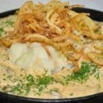 Hähnchenleber in Sahnesoße mit knusprig gebratenen Zwiebeln Rezept