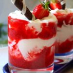 Hausgemachte Leckermäulchen-Creme mit Erdbeerpüree Rezept