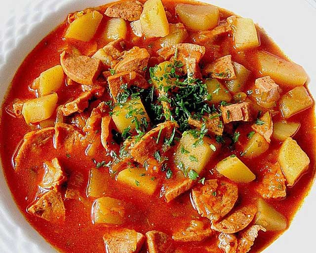 Kartoffelgulasch mit Wurst Rezept