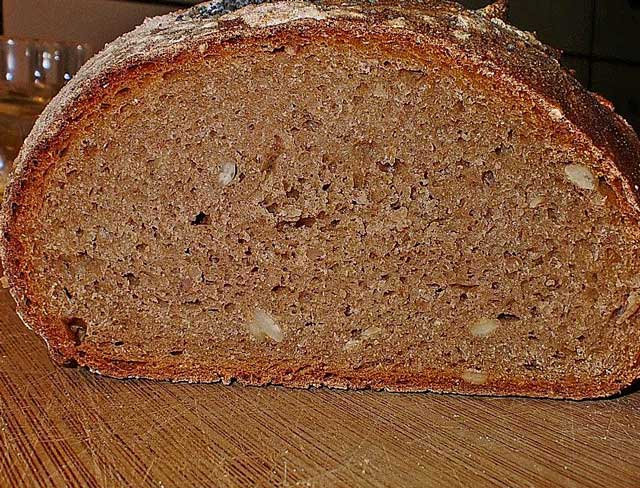 kerniges Vollkornbrot mit Sauerteig Rezept