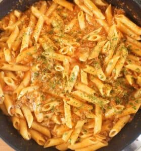 Pasta in cremiger Hackfleisch Käse Soße Rezept