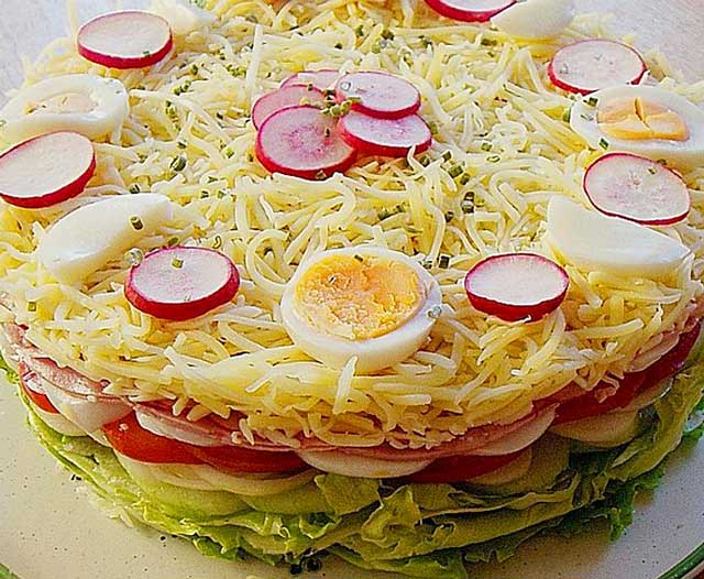Salattorte Rezept fürs Grillen “Ein Stück Salat, bitte!”
