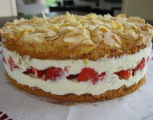 Schneemousse-Erdbeertorte Rezept