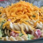 Sommerlicher Nudelsalat mit Cheddar Rezept