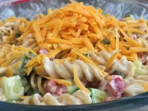 Sommerlicher Nudelsalat mit Cheddar Rezept
