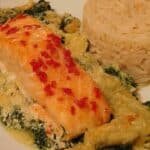 Süß-scharfer Lachs auf Spinat mit Sahnesauce und Honigkruste Rezept