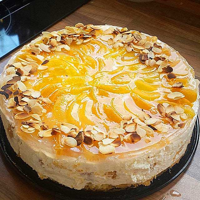 Windbeuteltorte mit Aprikosen Rezept
