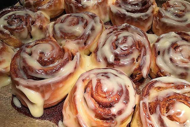 Amerikanische Zimtschnecken mit Cream-Cheese-Frosting: Cinnabon Rezept