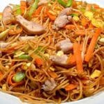 Chinesisch gebratene Nudeln Rezept mit Hühnchenfleisch, Ei und Gemüse