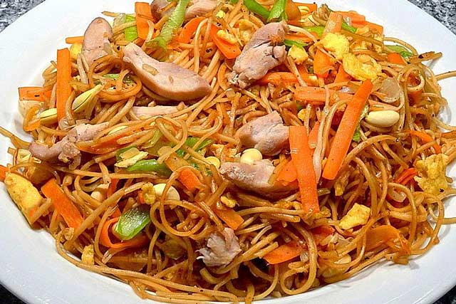 Chinesisch gebratene Nudeln Rezept mit Hühnchenfleisch, Ei und Gemüse