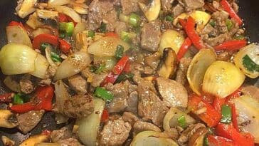 Chinesisches Rindfleisch mit Zwiebeln und Paprika Rezept
