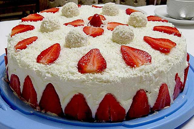 Erdbeer-Raffaello-Torte mit Quark Rezept