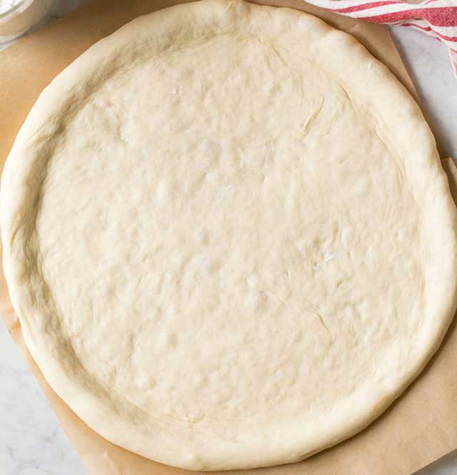 Fluffiger Pizzateig mit frischer Hefe Rezept