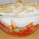 Frucht-Schicht-Salat Rezept (Besonders für Partys geeignet)