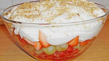 Frucht-Schicht-Salat Rezept (Besonders für Partys geeignet)