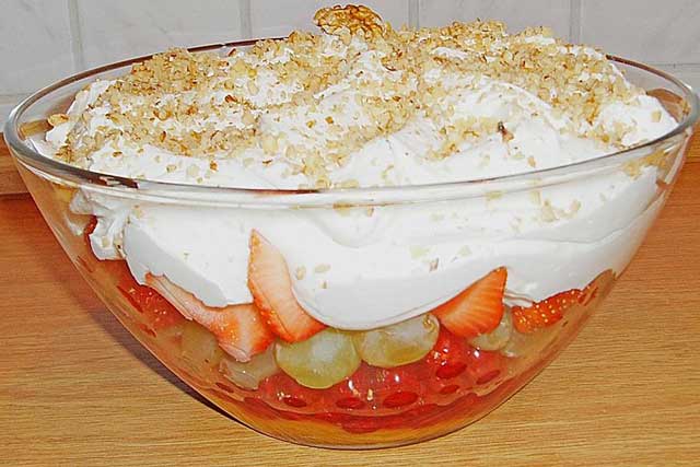 Frucht-Schicht-Salat Rezept (Besonders für Partys geeignet)