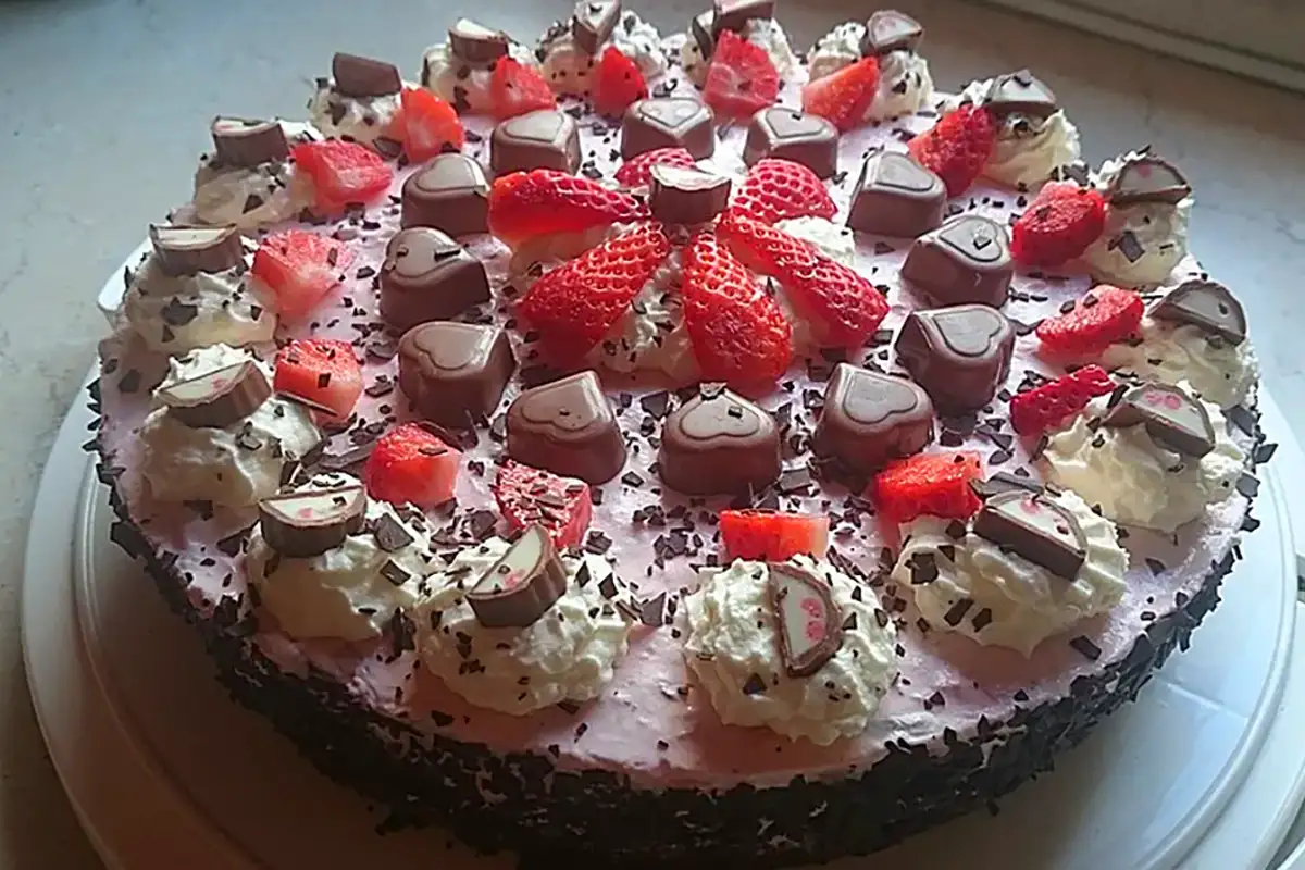 Glutenfrei Erdbeer-Yogurette-Torte mit Nussboden Rezept