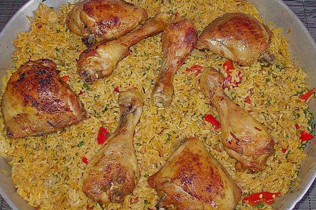 Hähnchenschenkel in Reis aus dem Ofen Rezept