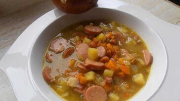 Omas Kartoffelsuppe mit Würstchen Rezept