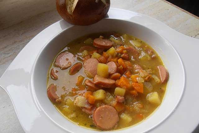 Omas Kartoffelsuppe mit Würstchen Rezept