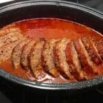 Paprika-Feta-Hackbraten aus dem Backofen mit Tomatensauce Rezept