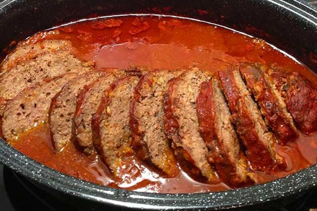 Paprika-Feta-Hackbraten aus dem Backofen mit Tomatensauce Rezept