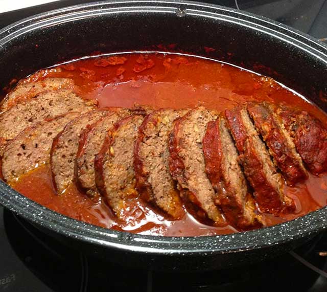 Paprika-Feta-Hackbraten aus dem Backofen mit Tomatensauce Rezept