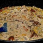 Puten Sahne Gulasch auf Bandnudeln mit Champignons und Pfifferlingen Rezept
