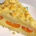 Saftiger Käsekuchen mit Aprikosen und Streuseln Rezept