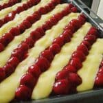 Sauerkirsch-Vanille-Schnitten Blechkuchen Rezept