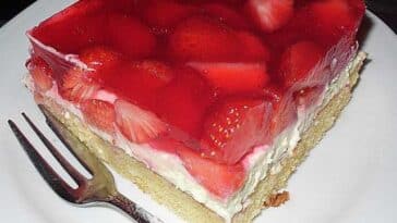 Schneller Erdbeerkuchen mit Vanillecreme vom Blech Rezept