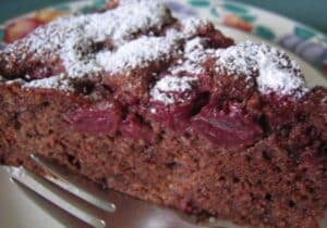 Schoko-Nusskuchen mit Sauerkirschen Rezept