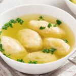 Traditionelle Grießklößchensuppe nach Omas Rezept