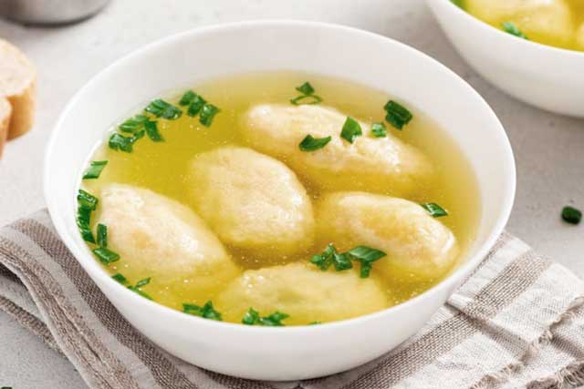 Traditionelle Grießklößchensuppe nach Omas Rezept