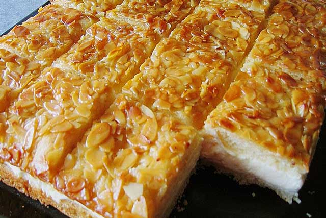 Ultimativer Bienenstich Blechkuchen Rezept