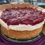 Windbeutel-Sahne Torte mit Rote Grütze Rezept