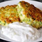 Zucchinipuffer mit Feta und Tzatziki Rezept