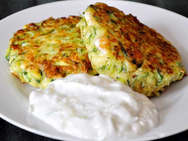 Zucchinipuffer mit Feta und Tzatziki Rezept