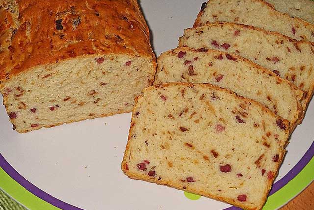 Zwiebel Käse Brot mit Schinkenwürfel Rezept