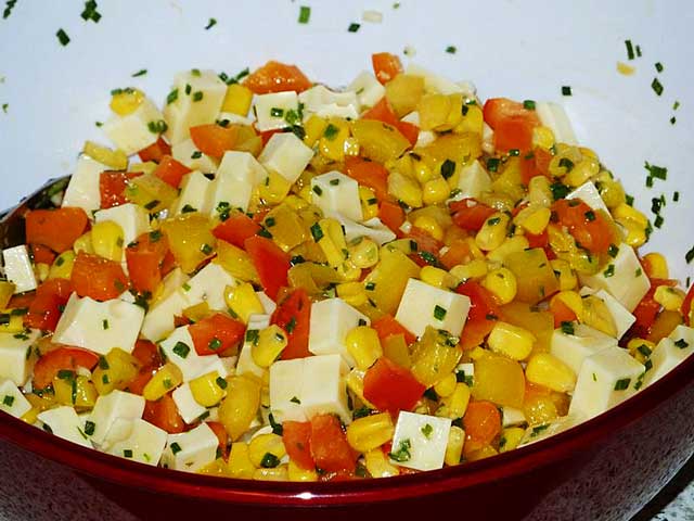 Käsesalat mit Mais und Paprika