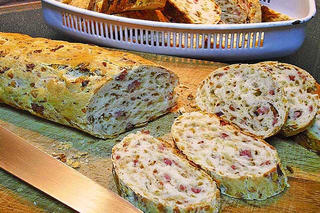 Zwiebel-Käse-Schinken-Brot Rezept