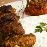 Bifteki mit Tomatenreis und Tzatziki Rezept