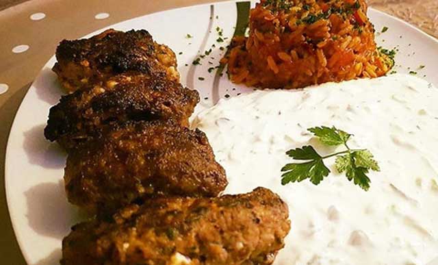 Bifteki mit Tomatenreis und Tzatziki Rezept