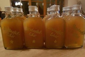 Bratapfellikör Rezept, warm mit Sahne nochmal so lecker!