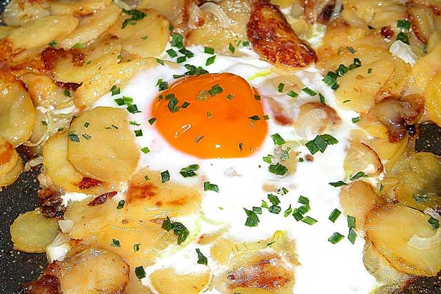 Bratkartoffeln mit Ei und Käse: einfach und lecker Rezept