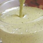 Buttermilch-Kräuter-Dressing Rezept Mit der Soße wird dein Salat so super würzig