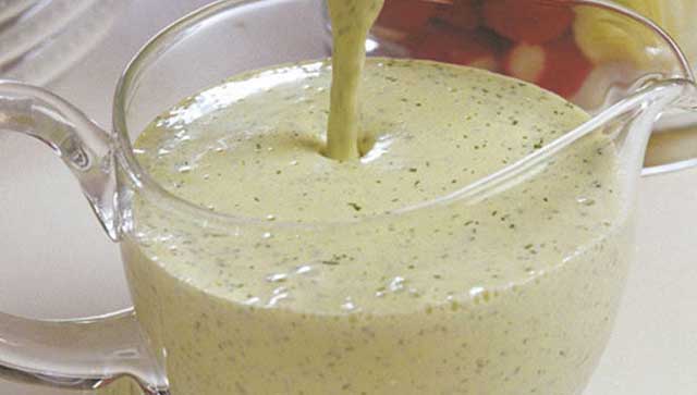 Buttermilch-Kräuter-Dressing Rezept Mit der Soße wird dein Salat so super würzig