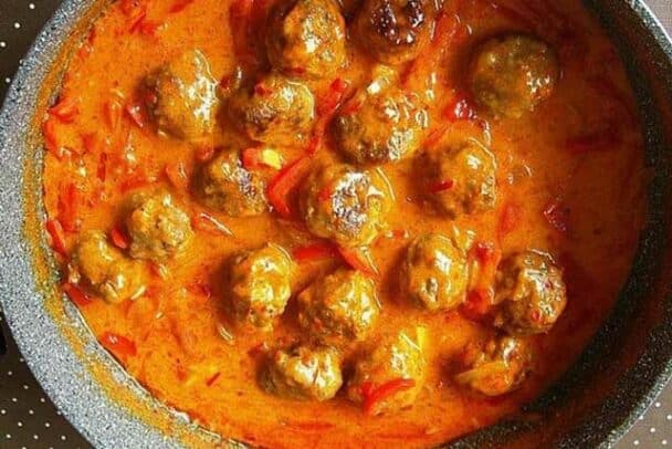 Hackbällchen in Paprika-Sahne-Sauce Rezept - Schnelle und Einfache Rezepte