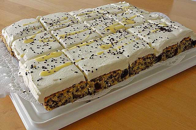 Lecker Kirsch-Eierlikör-Blechkuchen mit Schmand-Sahne Rezept